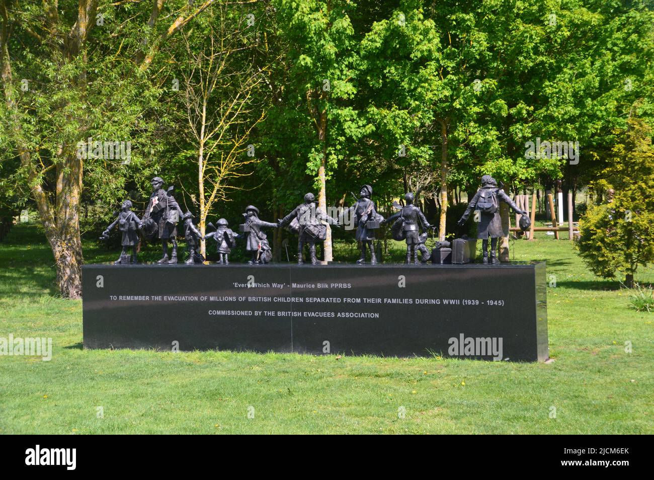 Statue di bronzo di bambini evacuati Holding Hands Memorial al National Memorial Arboretum, Airewas vicino Lichfield, Staffordshire, Inghilterra, Regno Unito. Foto Stock