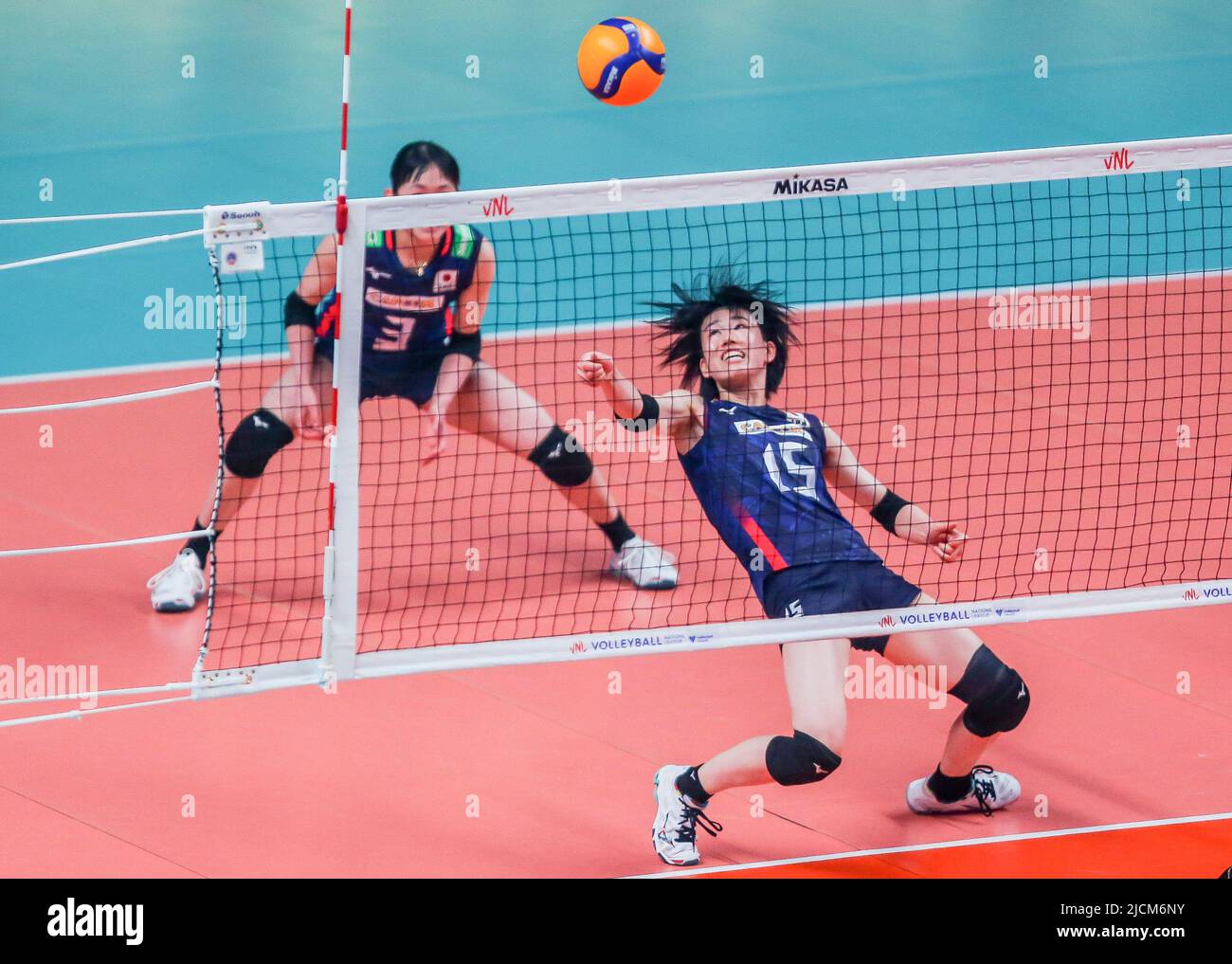 Città di Quezon. 14th giugno 2022. Il Giappone Koga Sarina (L) e Hayashi Kotona gareggiano durante la partita FIVB Volleyball Nations League Women's Pool 4 tra Giappone e Polonia a Quezon City, nelle Filippine, il 14 giugno 2022. Credit: Rouelle Umali/Xinhua/Alamy Live News Foto Stock