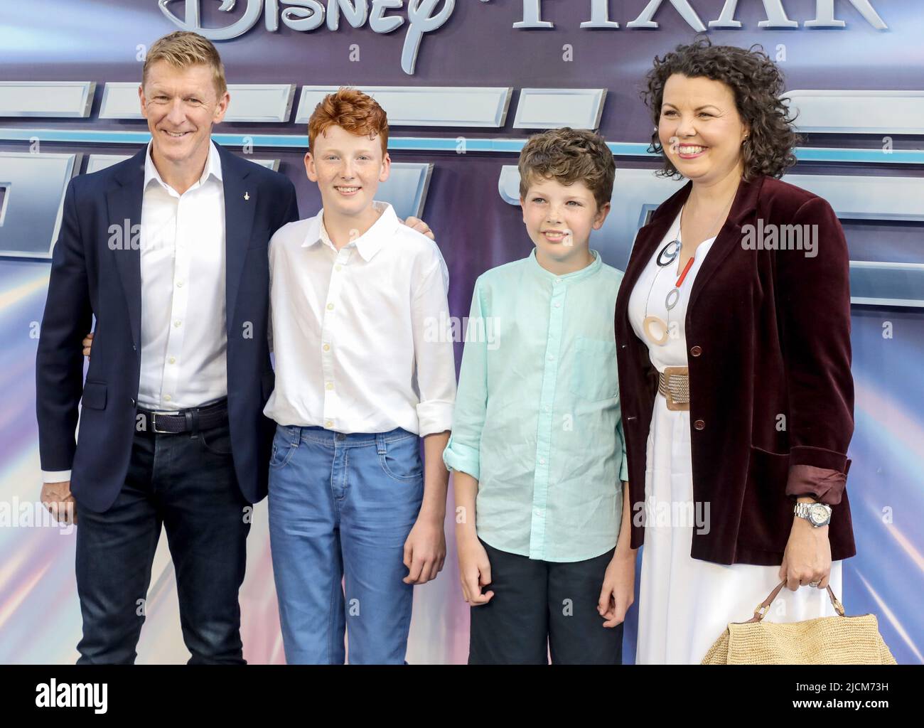 La foto deve essere accreditata ©Alpha Press 085001 13/06/2022 Tim e Rebecca Peake con i bambini Oliver Peake e Thomas Peake alla Premiere Lightyear tenutasi al Cineworld Cinema di Leicester Square, Londra. Foto Stock