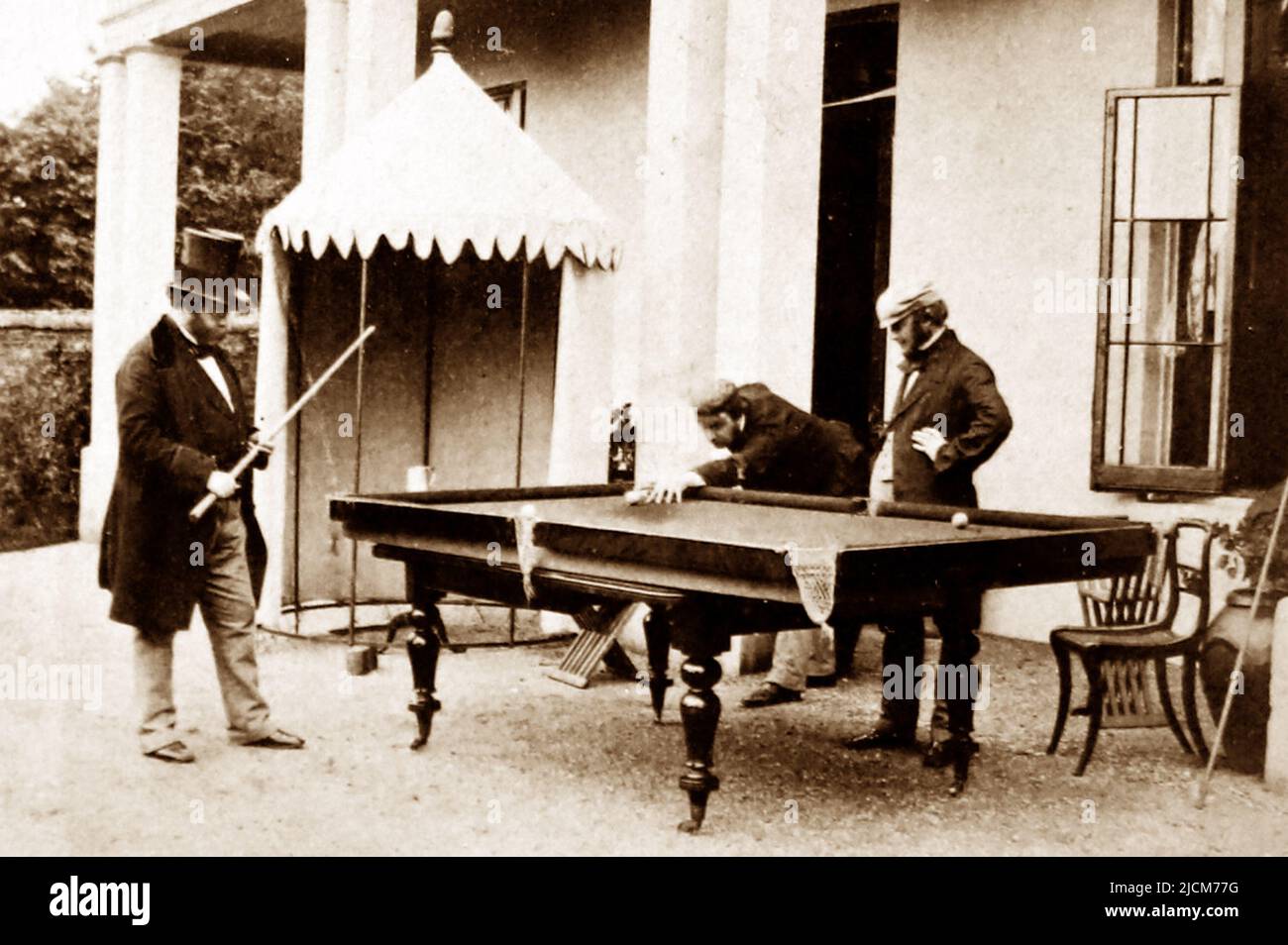 Signori che giocano a biliardo, probabilmente 1860/70s Foto Stock