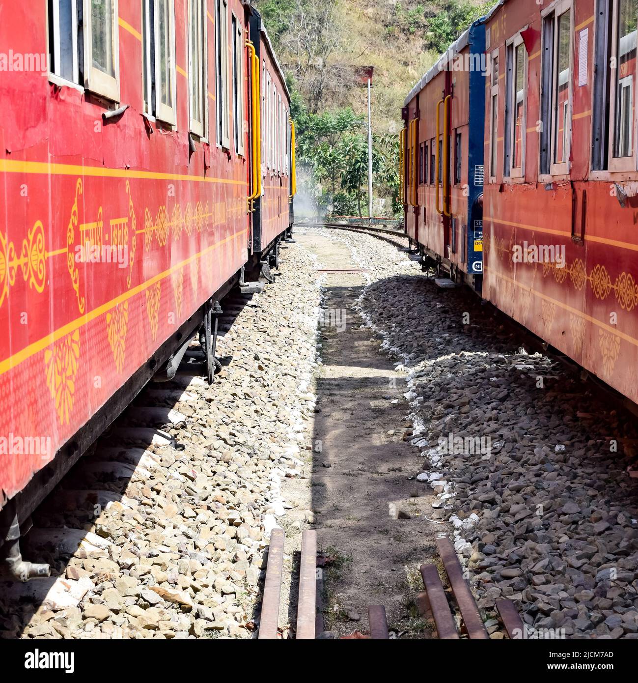 Toy Train in movimento su pendii di montagna, bella vista, una montagna laterale, una valle laterale che si sposta sulla ferrovia per la collina, tra verde foresta naturale. Giocattolo Foto Stock