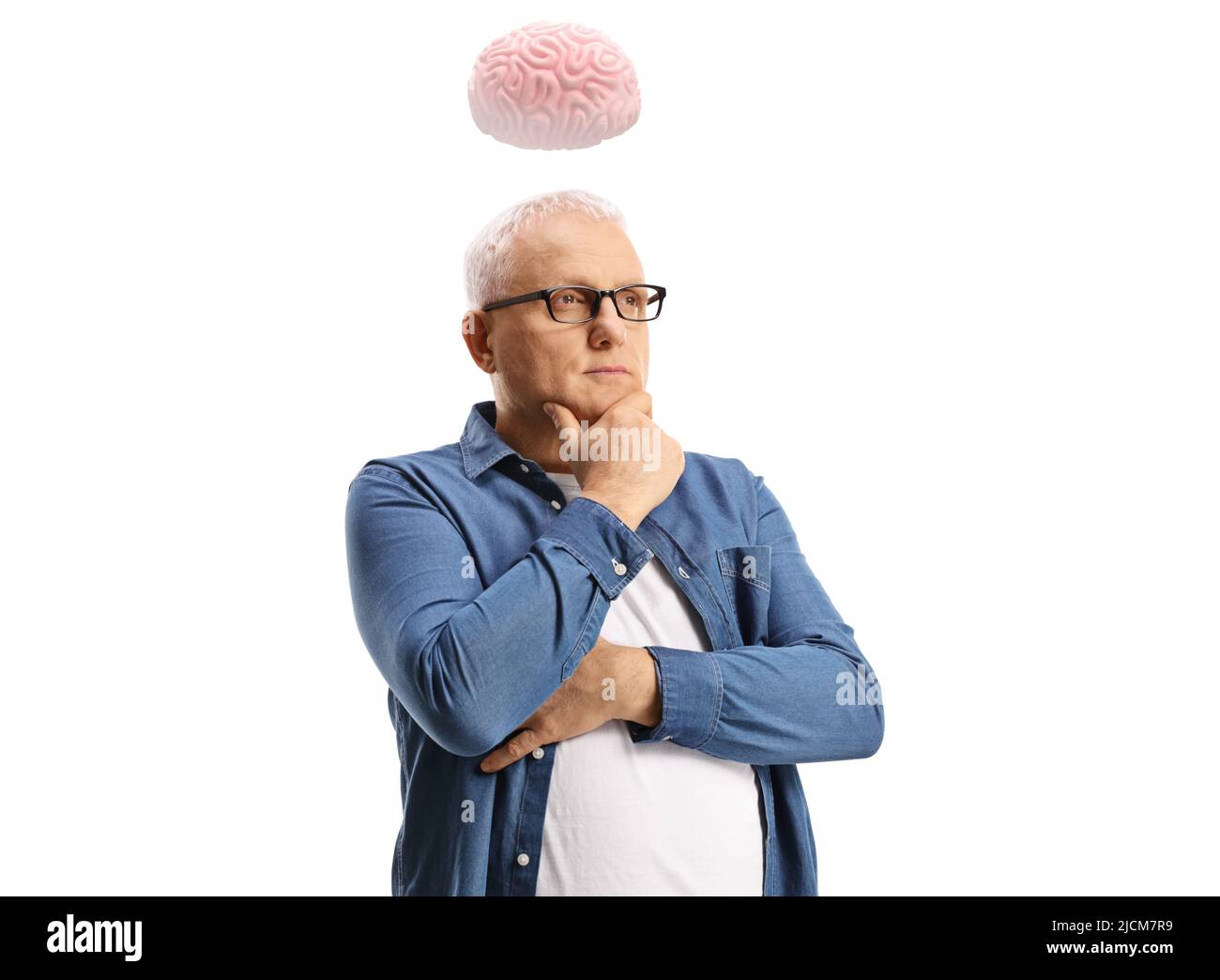 Cervello sopra un uomo maturo pensivo isolato su sfondo bianco Foto Stock