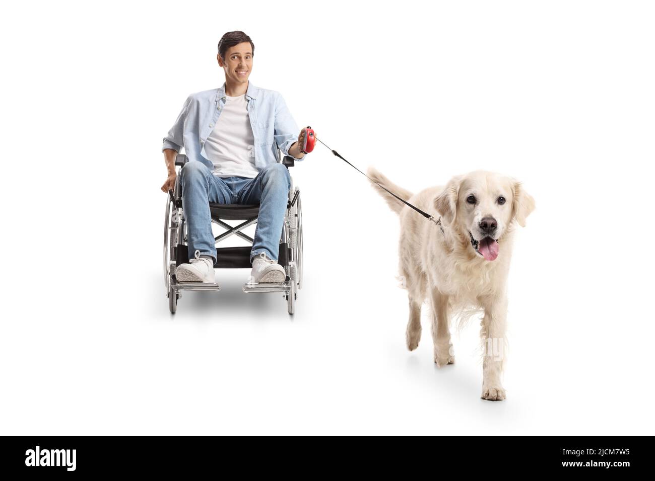 Giovane uomo in sedia a rotelle con un cane ritrovato isolato su sfondo bianco Foto Stock
