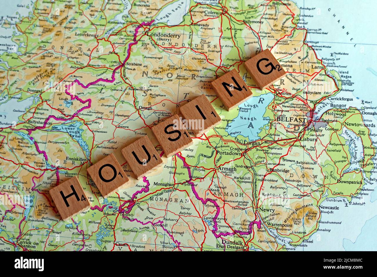 Alloggi dell'Irlanda del Nord, indicati in lettere scrabble, su una mappa dell'Irlanda del Nord Foto Stock