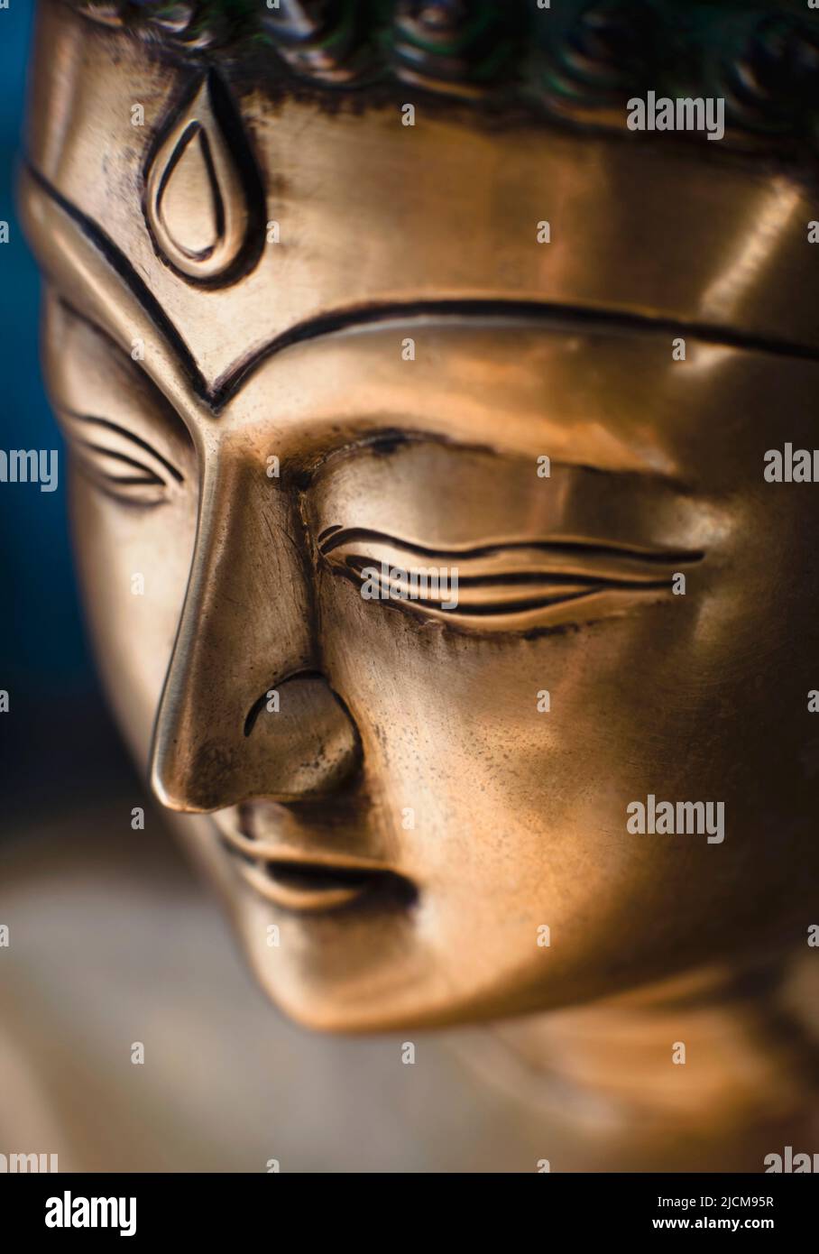 Un close-up di rame di una statua del Buddha, McLeod Ganj Dharamsala, in India. Foto Stock