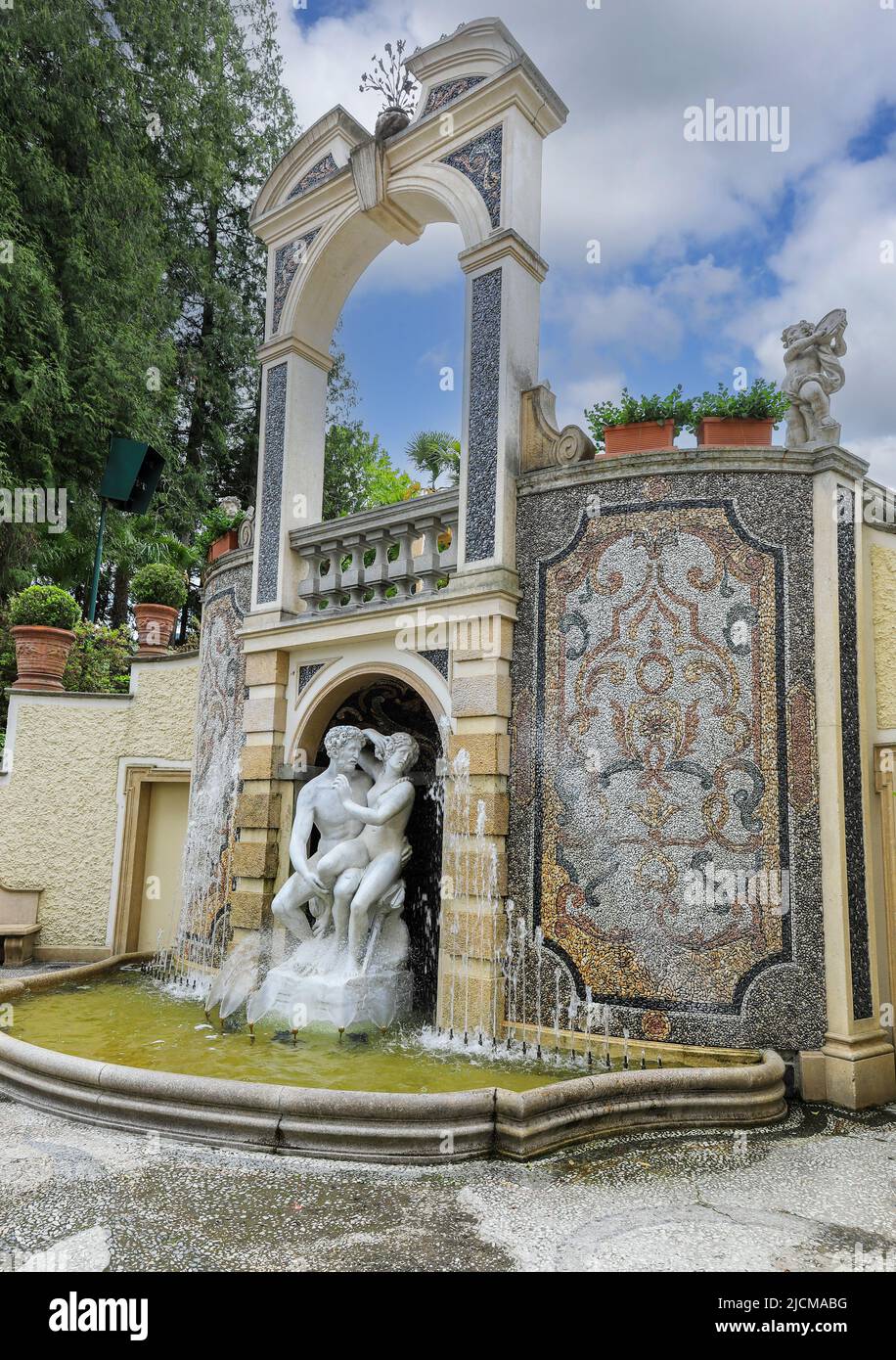 Statue o sculture nei giardini del Grand Hotel des Iles Borromees, Stresa, Lago maggiore, Italia Foto Stock