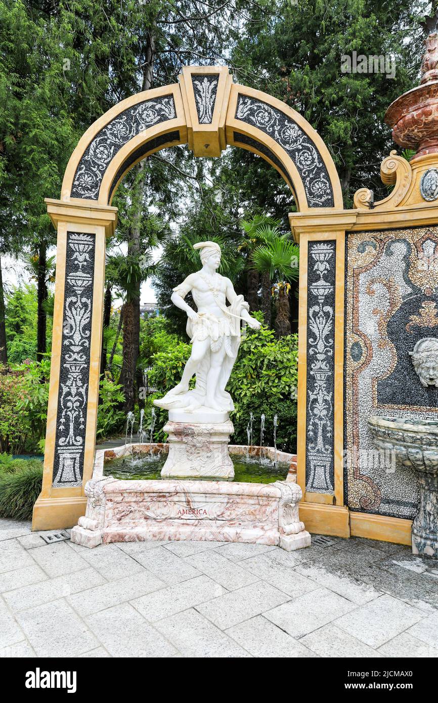 Statue o sculture nei giardini del Grand Hotel des Iles Borromees, Stresa, Lago maggiore, Italia Foto Stock