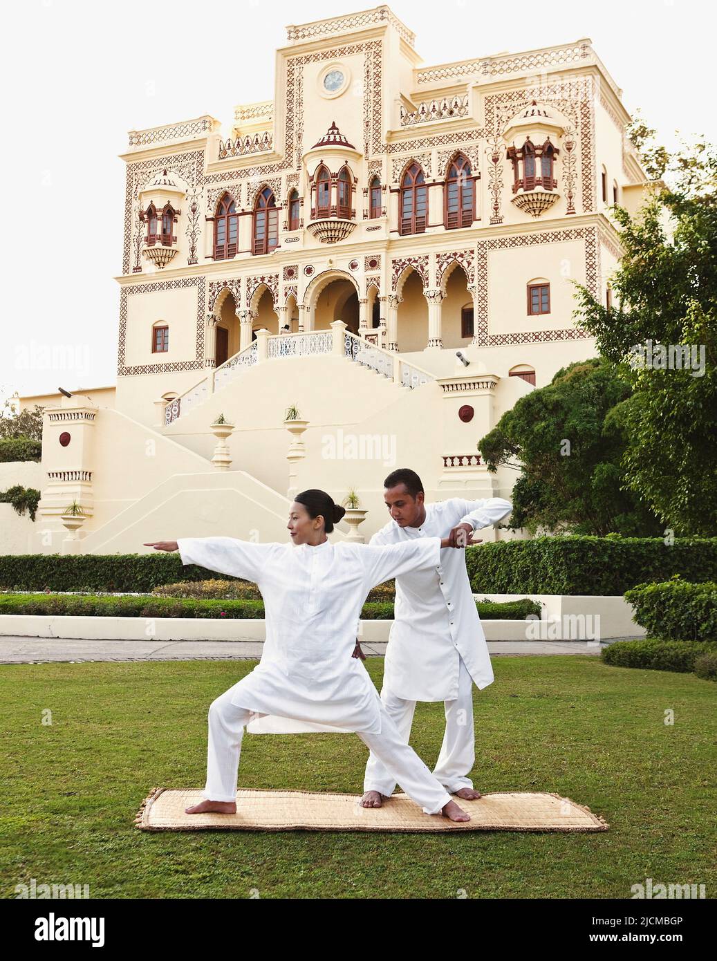 Una lezione privata di yoga di fronte al Palazzo del Maharajah, Ananda nell'Himalaya, la tenuta del Palazzo. Foto Stock