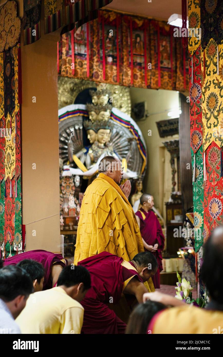 Sua Santità il Dalai Lama inizia un giorno di insegnamenti al tempio Tsuglagkhang in McLeod Ganj Dharamsala, in India. Foto Stock