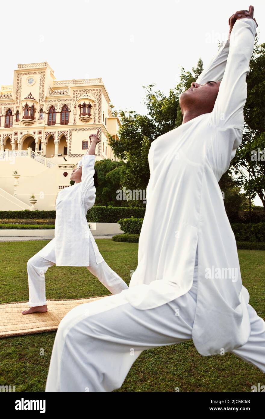 Una lezione privata di yoga di fronte al Palazzo del Maharajah, Ananda nell'Himalaya, la tenuta del Palazzo. Foto Stock