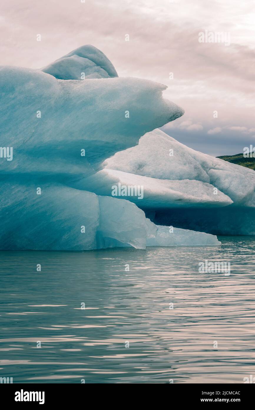 Ghiacciai nella laguna del ghiacciaio di Fjallsarlon, paesaggio artico, Islanda Foto Stock