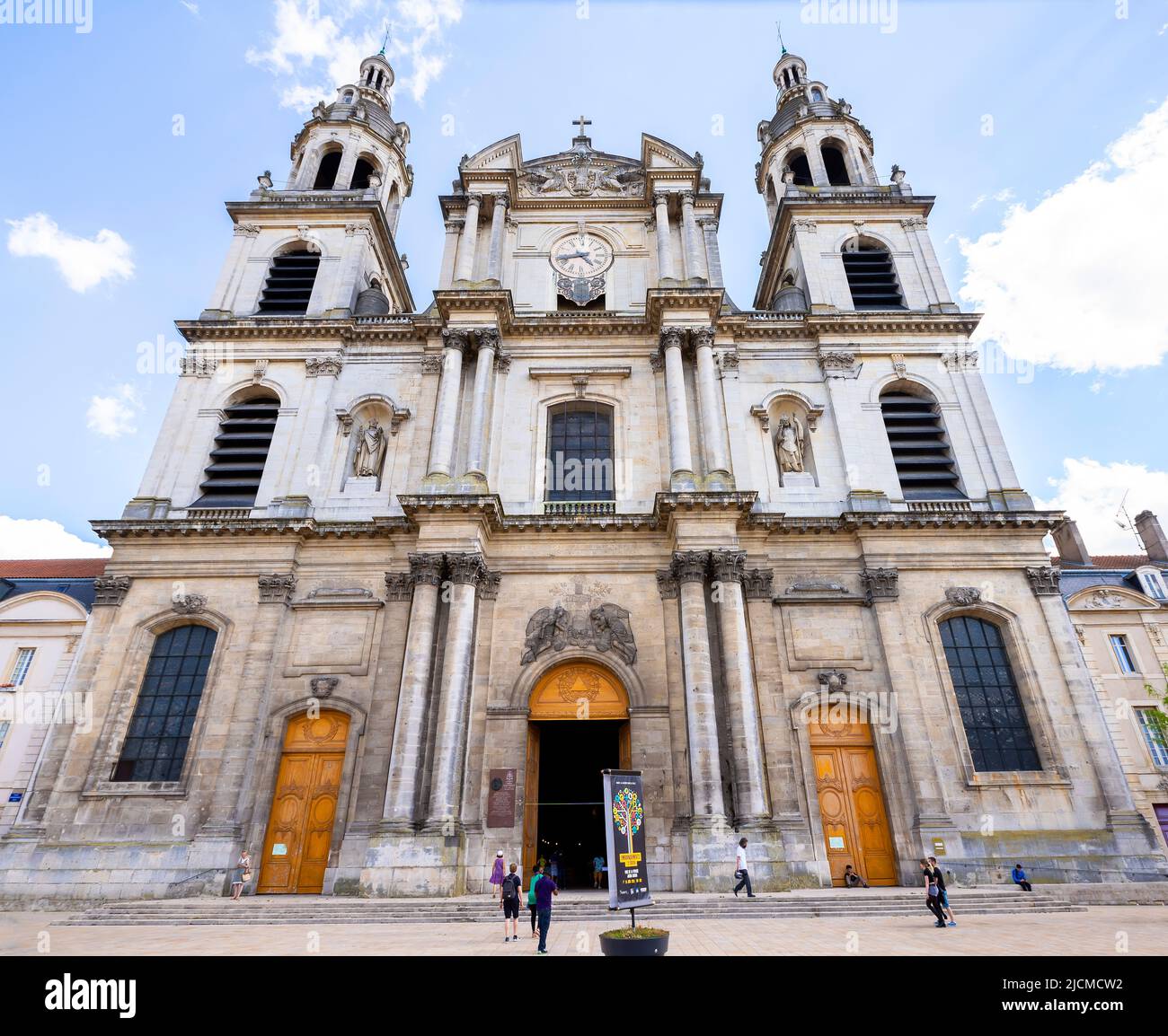 Facciata ovest della Cattedrale Notre Dame di Annocitacion a Nancy. Nancy si trova sulla riva sinistra del fiume Meurthe. La Cattedrale di Nancy è un Cath romano Foto Stock