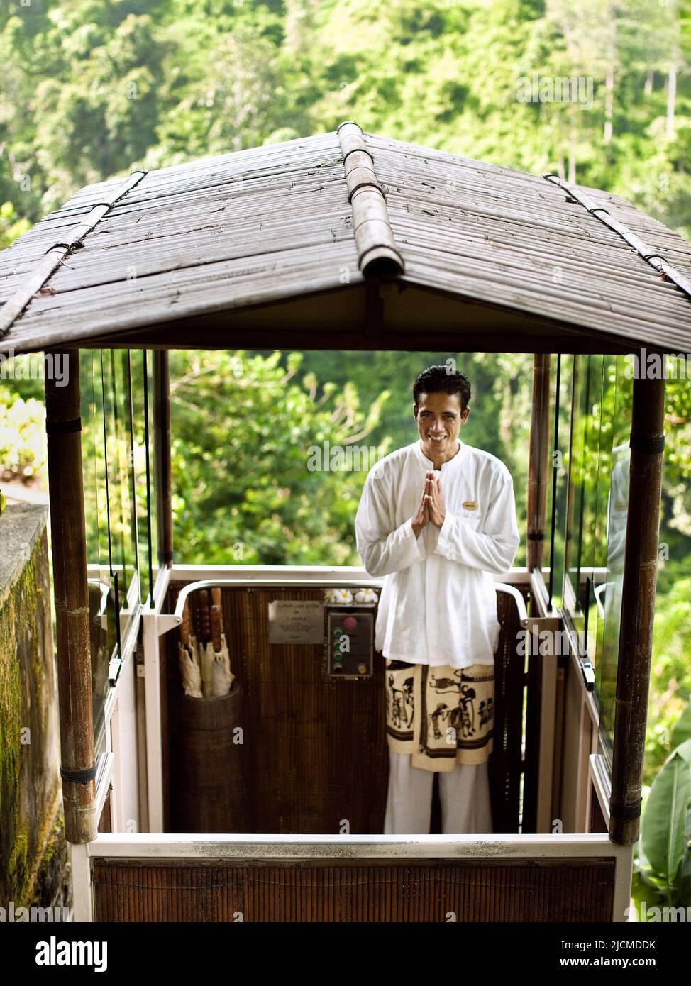 L'uomo balinese guida la funicolare (o il tram) ai Giardini di Ubud Hanging, Bali, Indonesia. La funicolare parte dalla lobby principale fino al Diatas Pohon Café. Foto Stock