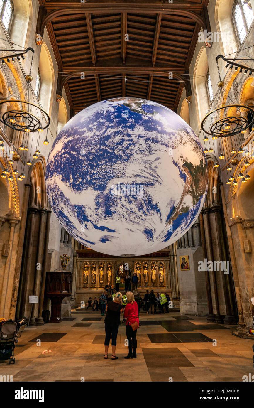 La Gaia di Luke Jerram nella Cattedrale di Rochester nel Kent. Con un diametro di sette metri, Gaia vanta immagini dettagliate della superficie terrestre della NASA Foto Stock