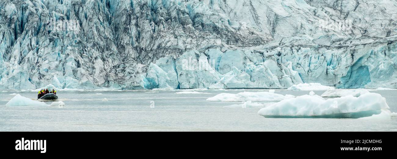 Zodiac barca tra iceberg in Fjallsarlon ghiacciaio laguna, paesaggio artico, Islanda Foto Stock