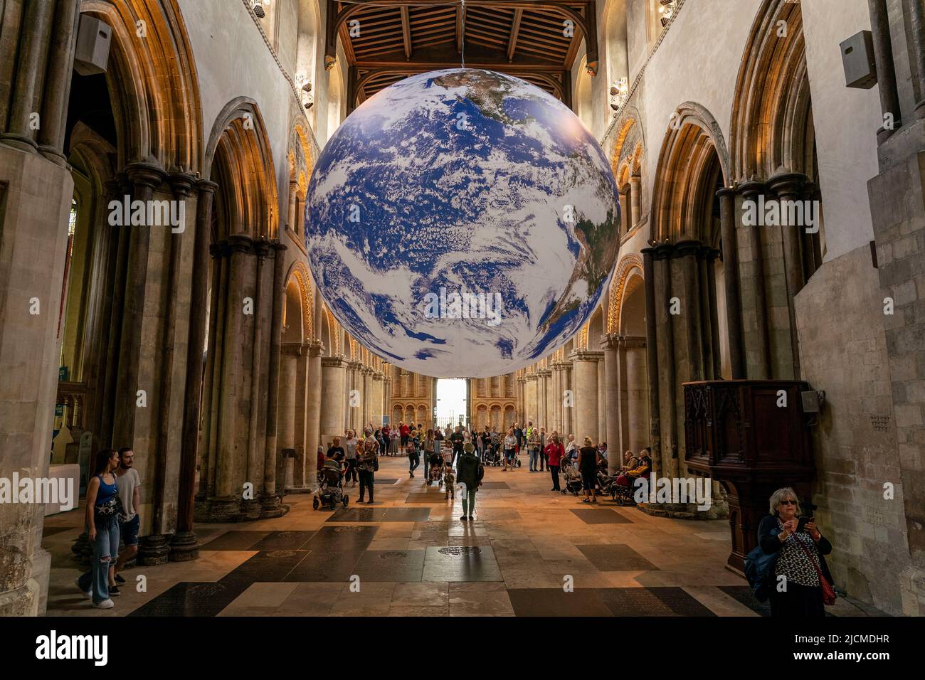 La Gaia di Luke Jerram nella Cattedrale di Rochester nel Kent. Con un diametro di sette metri, Gaia vanta immagini dettagliate della superficie terrestre della NASA Foto Stock