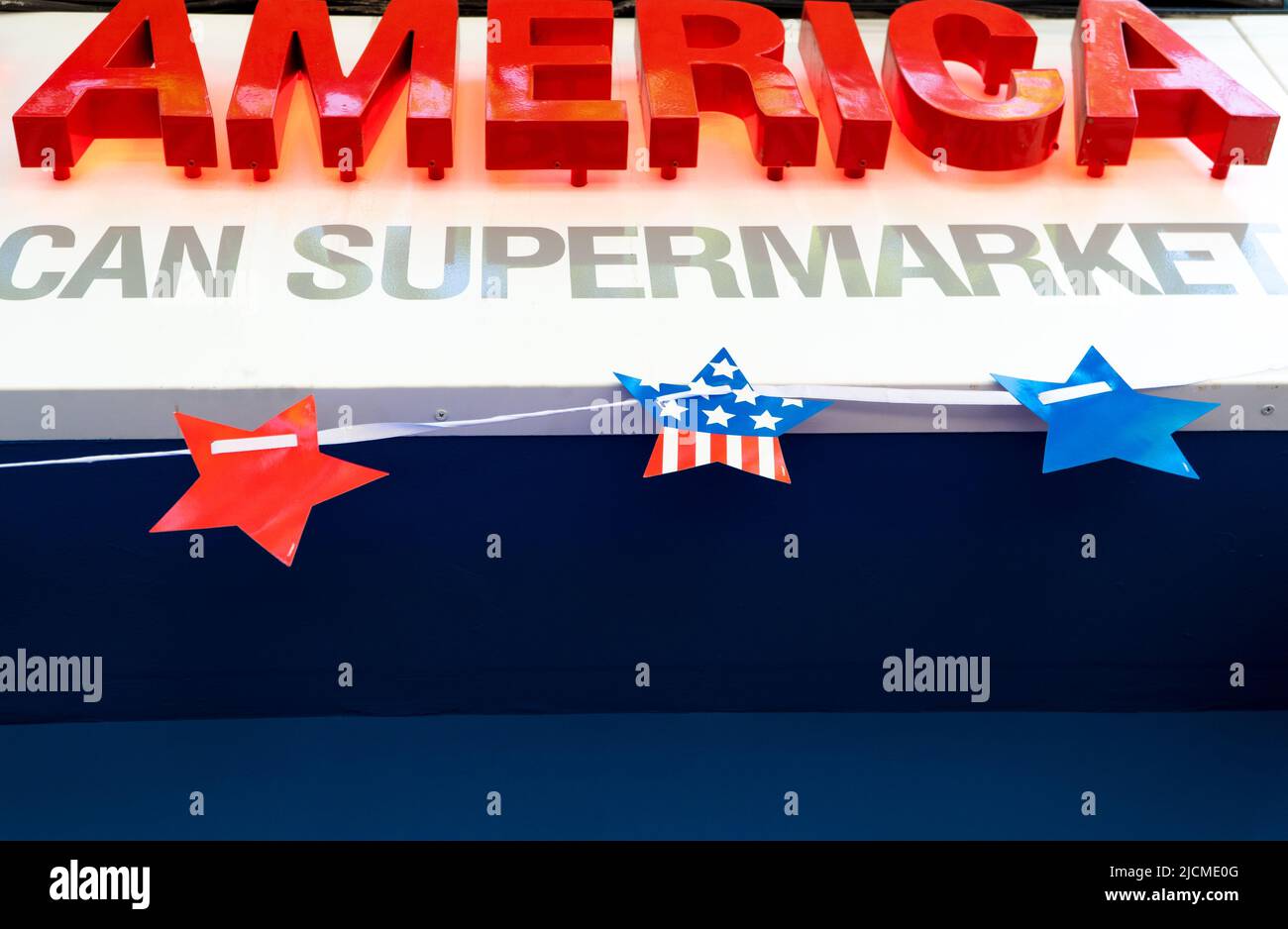American supermercato firma il 4th luglio festa con la bandiera USA wreath Foto Stock