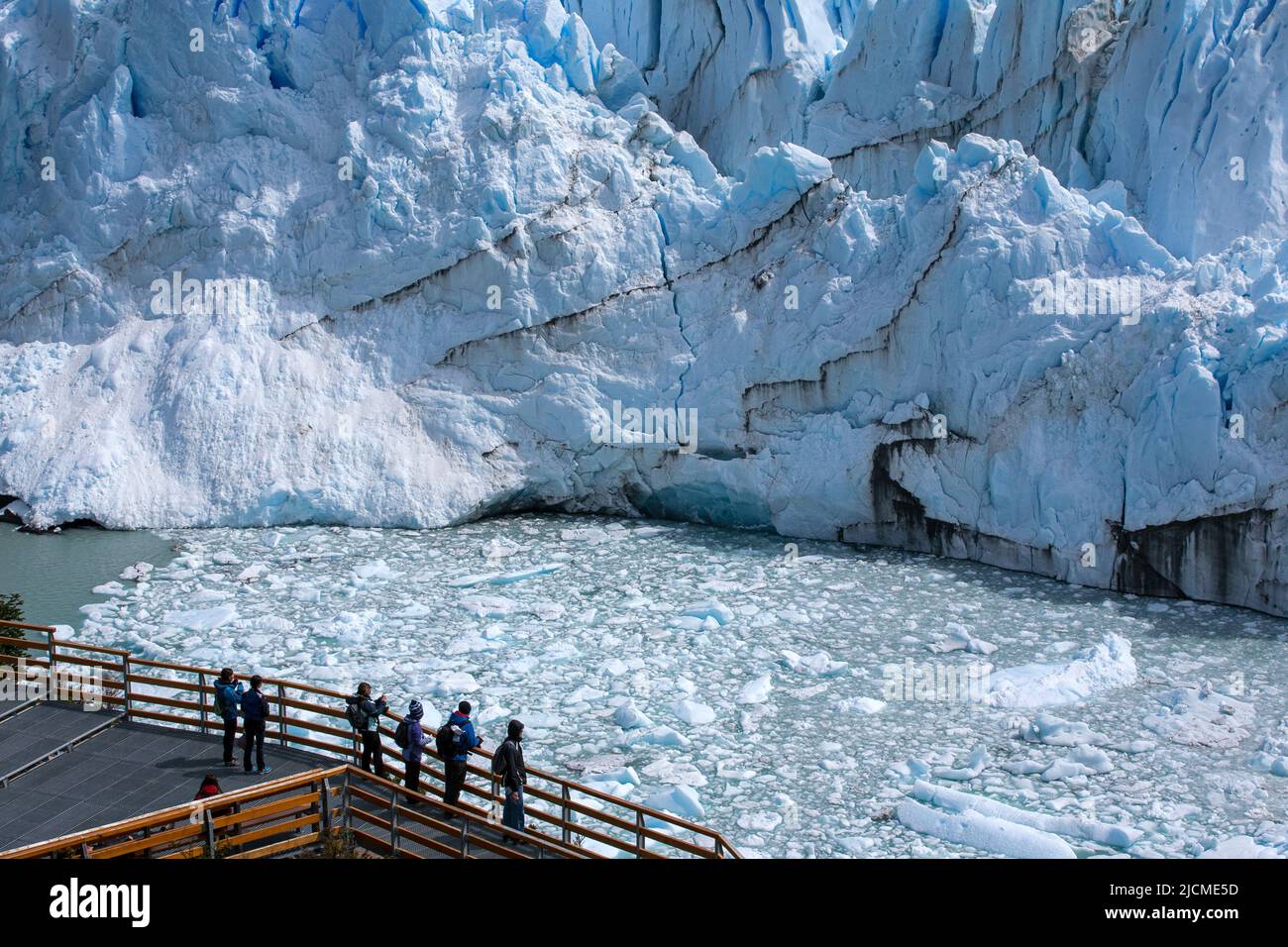 I turisti che contemplano il ghiacciaio Perito Moreno.Parco Nazionale Los Glaciares.Patagonia.Argentina Foto Stock