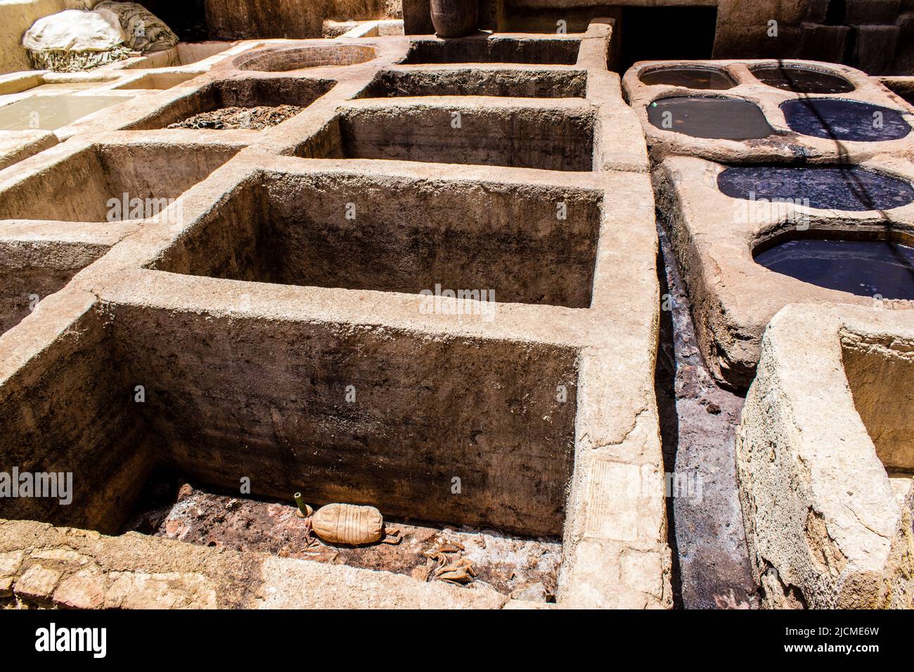 Fez, Marocco - 13 giugno 2022 il Tannery Chouara, i tini di tintura di Chouara, sono tra i luoghi più rappresentativi della medina di Fez. L'antico mestiere della concia Foto Stock