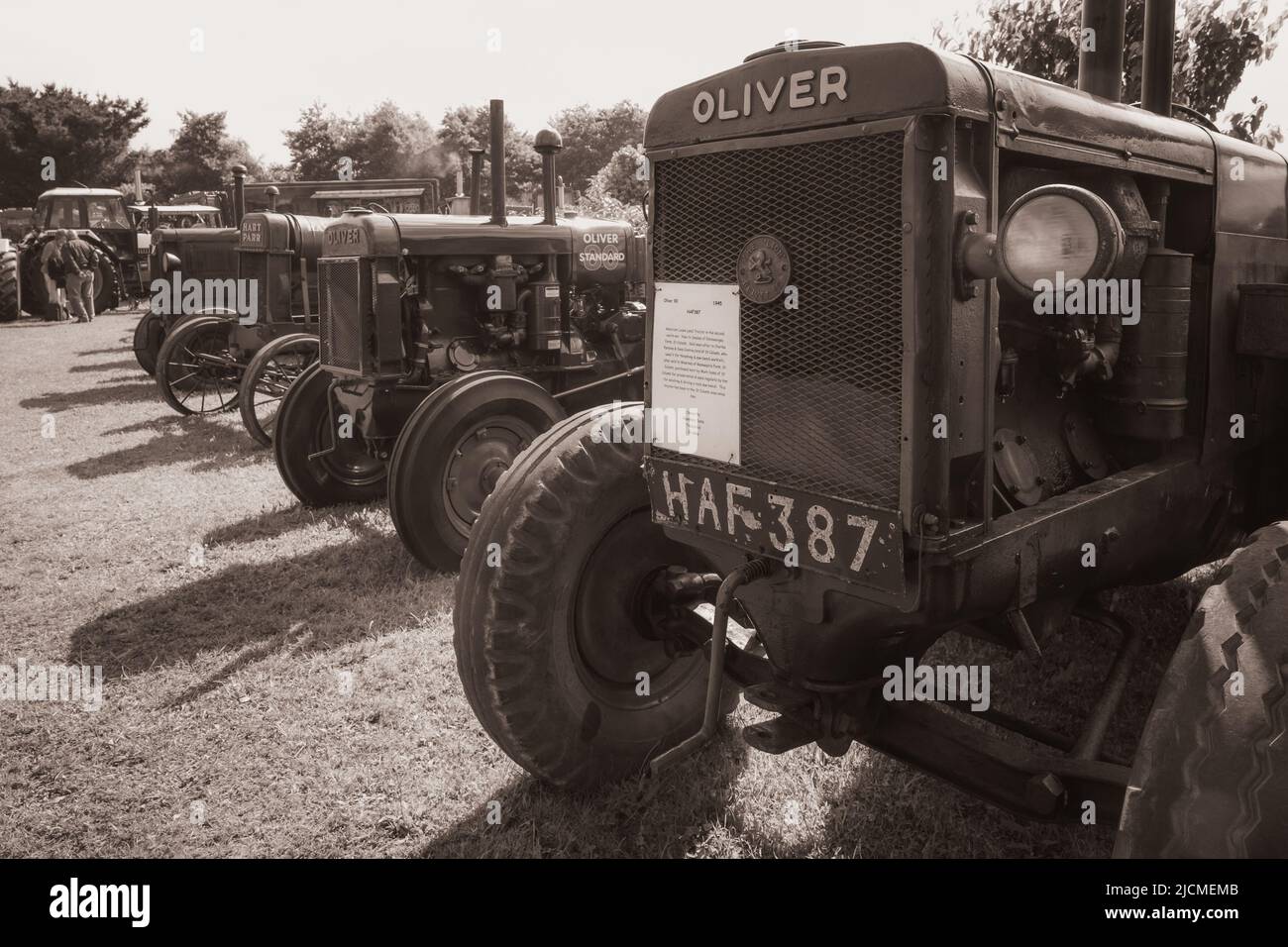 Sepia line up di trattori e vagoni d'epoca al Royal Cornwall Show 2022. Splendidamente restaurato per raccontare la storia dei metodi agricoli passati Foto Stock