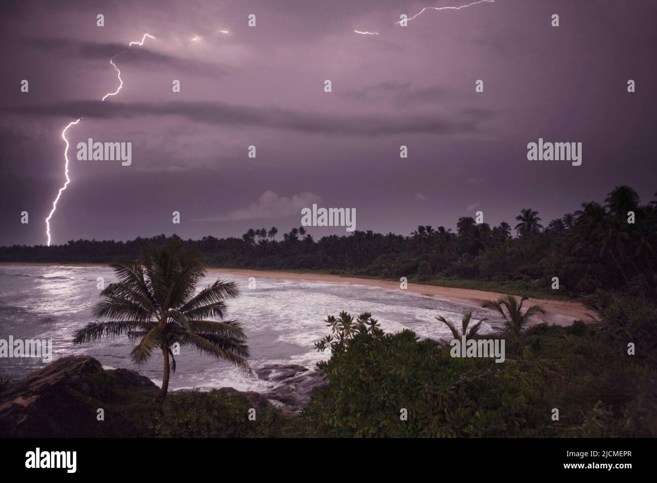 Una tempesta di fulmini sulla costa sud-occidentale dello Sri Lanka, Aturuwella, Bentota, Sri Lanka. Foto Stock