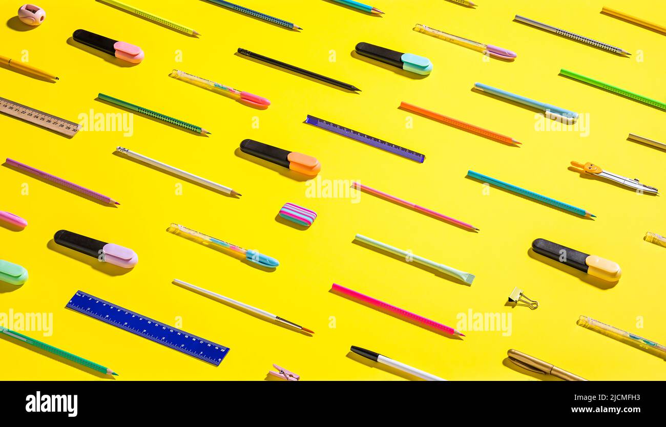 Cancelleria scolastica su sfondo giallo. Foto creativa di ritorno a scuola Foto Stock
