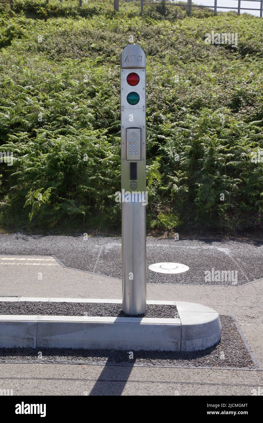 Sistema di parcheggio auto di recente installazione ma non ancora commissionato utilizzando tecniche di riconoscimento della targa, bollitori in salita e macchine a pagamento. Foto Stock