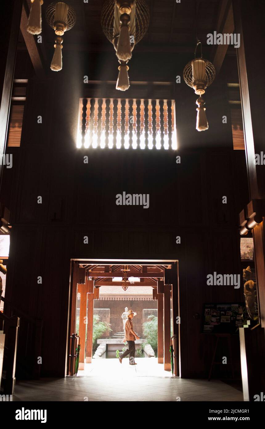 Luci pensili nell'area della reception di un hotel, Siem Reap, Cambogia. Foto Stock
