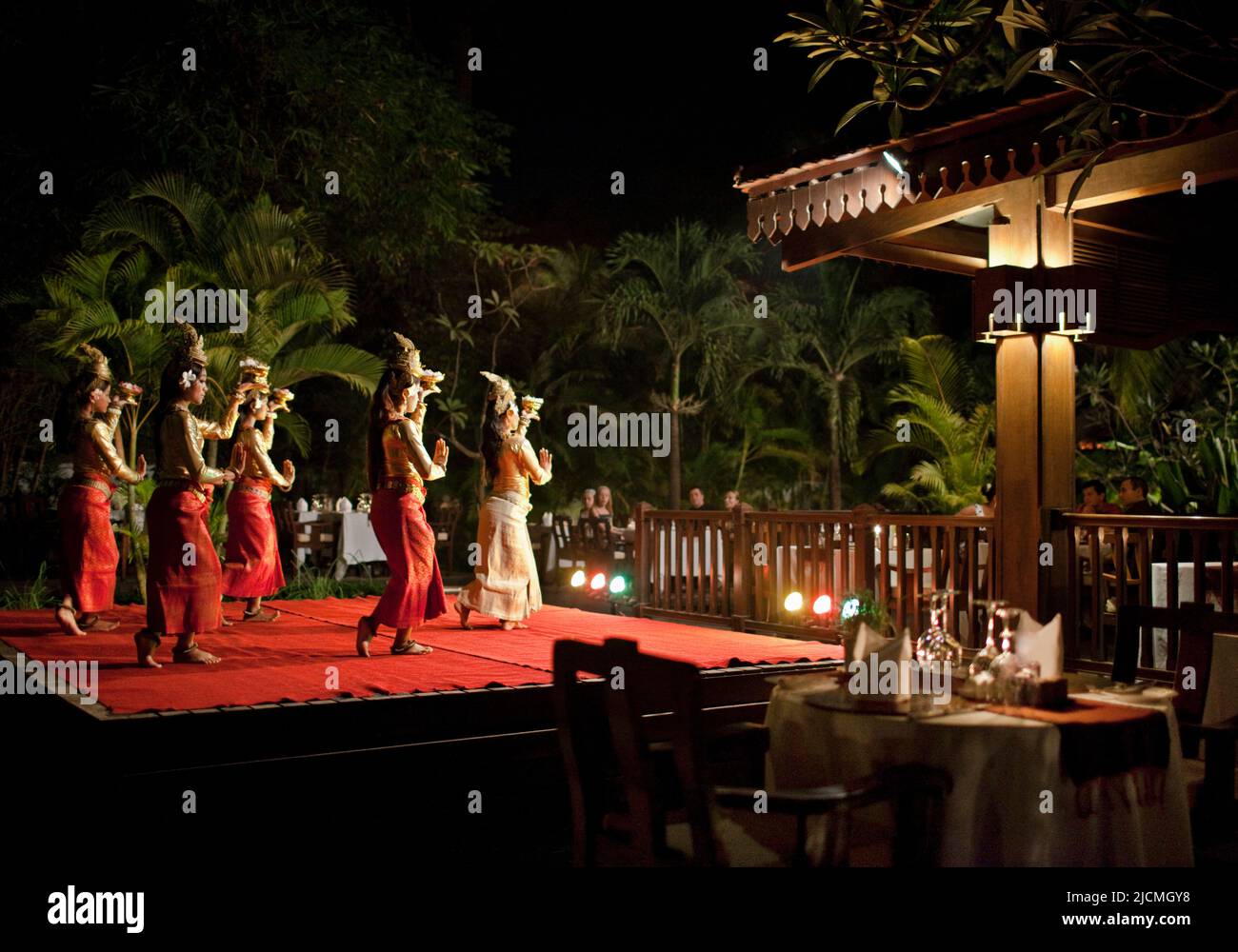 I giovani ballerini cambogiani dell'Apsara si esibiscono sul palco davanti agli ospiti dell'hotel. Siem Reap, Cambogia. Foto Stock