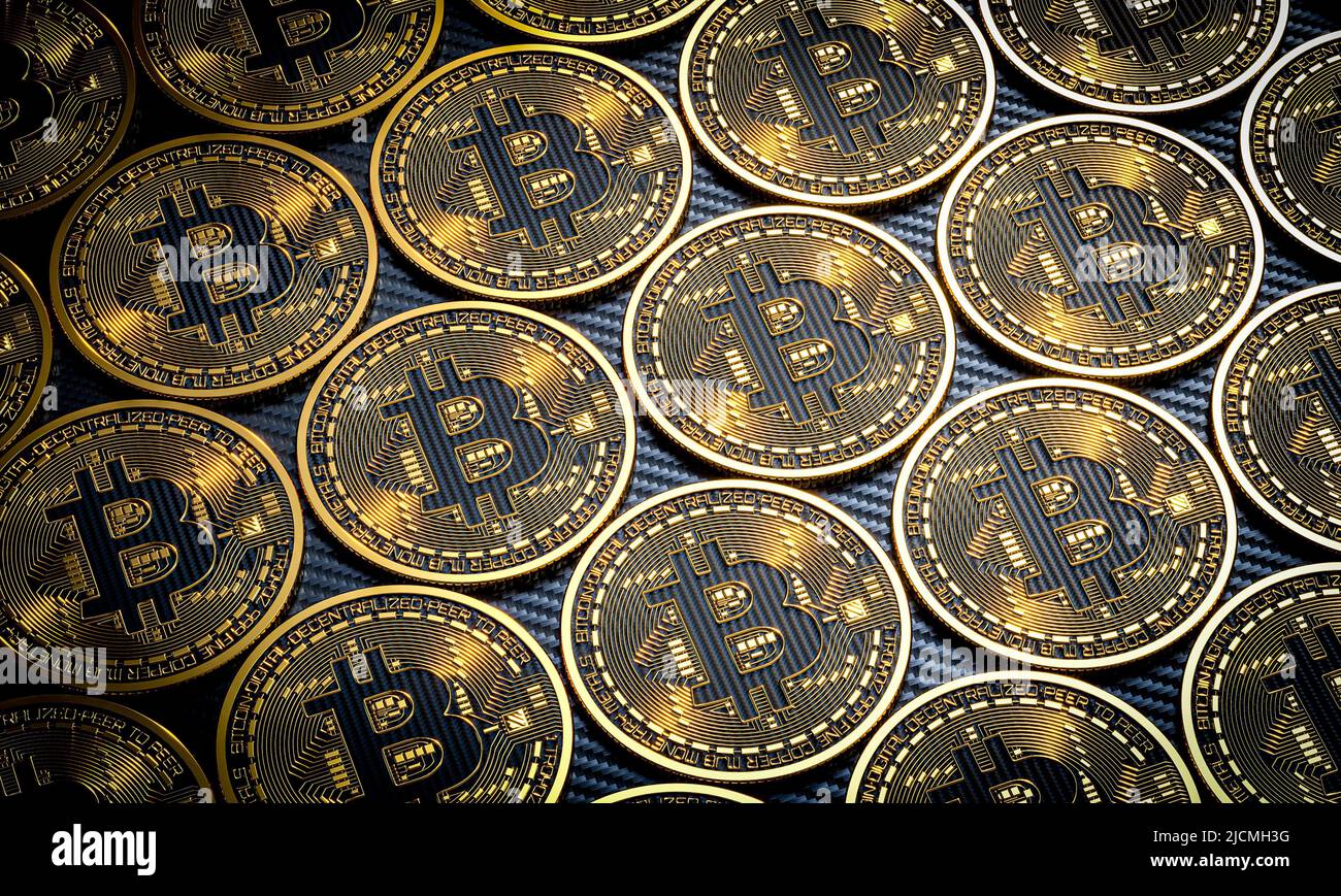 monete in bitcoin su fondo in fibra di carbonio. 3d rendering Foto Stock