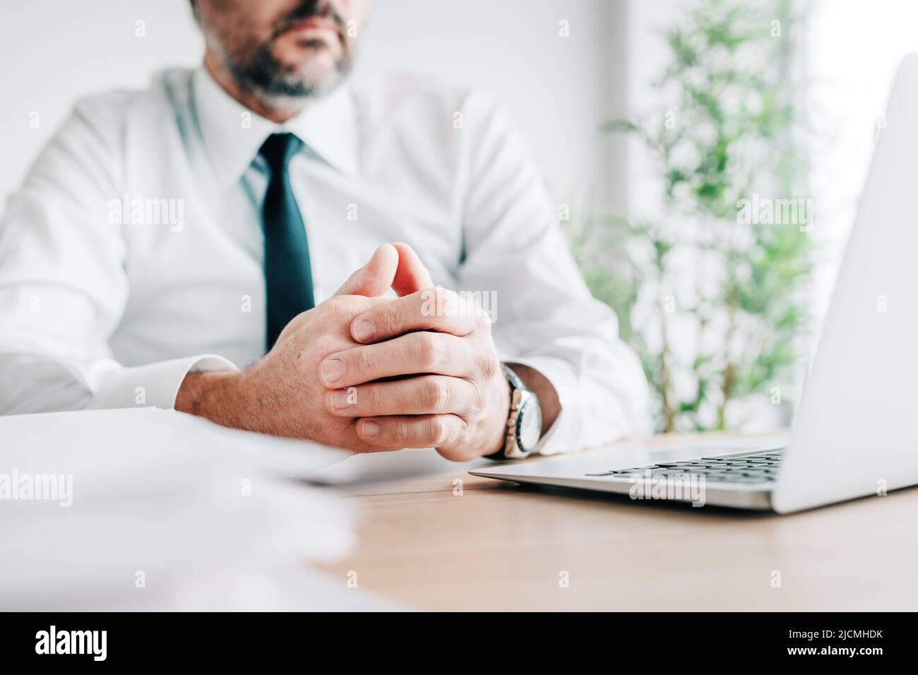 Ascolto attivo, uomo d'affari focalizzato che presta la massima attenzione ad un oratore di business online corso che sta seguendo su internet da ufficio, selettivo Foto Stock