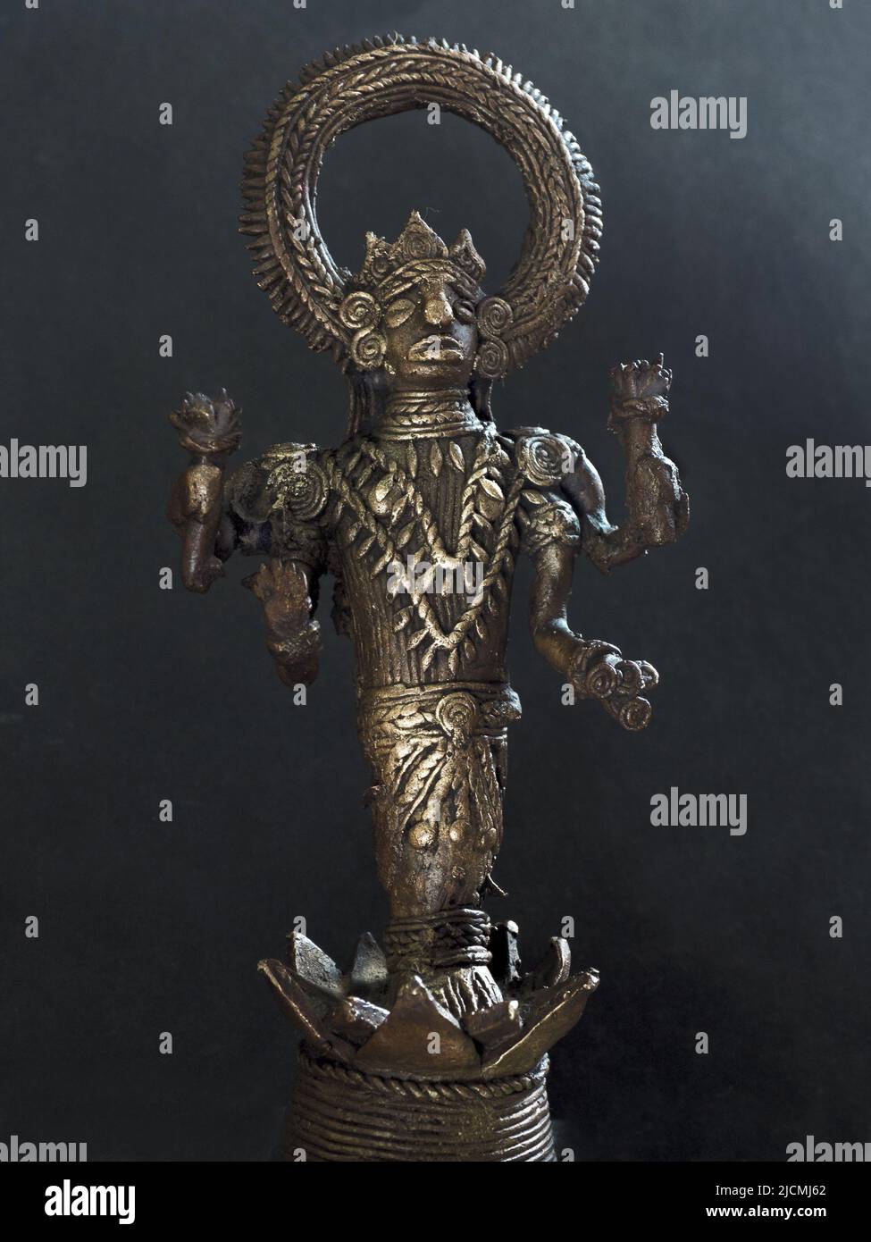 2021 Vintage Laxmi Bronze statue in DHOKRA Tribal Art of Bastar Studio girato Lokgram Kalyan Maharashtra India. Foto Stock