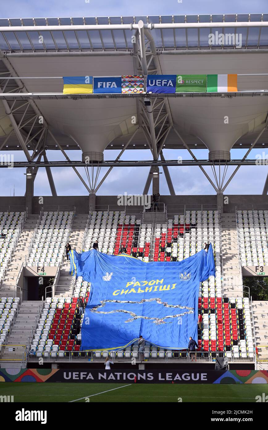 Un top gigante ucraino è srotolato nelle tribune davanti alla partita della UEFA Nations League allo Stadion Miejski im Wladyslawa Krola, Lodz, Polonia. Data foto: Martedì 14 giugno 2022. Foto Stock
