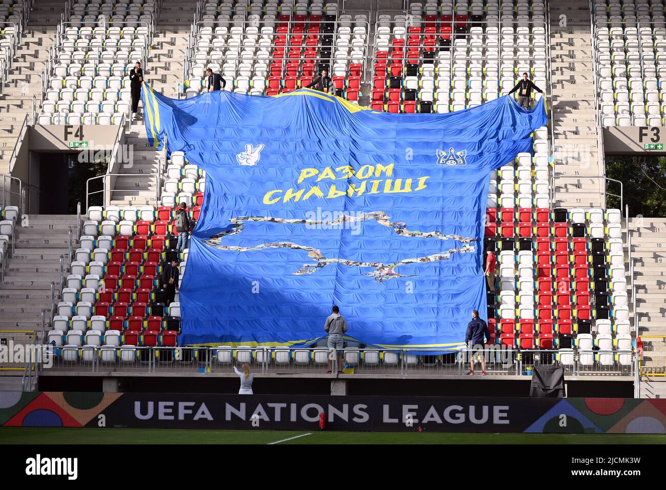 Un top gigante ucraino è srotolato nelle tribune davanti alla partita della UEFA Nations League allo Stadion Miejski im Wladyslawa Krola, Lodz, Polonia. Data foto: Martedì 14 giugno 2022. Foto Stock