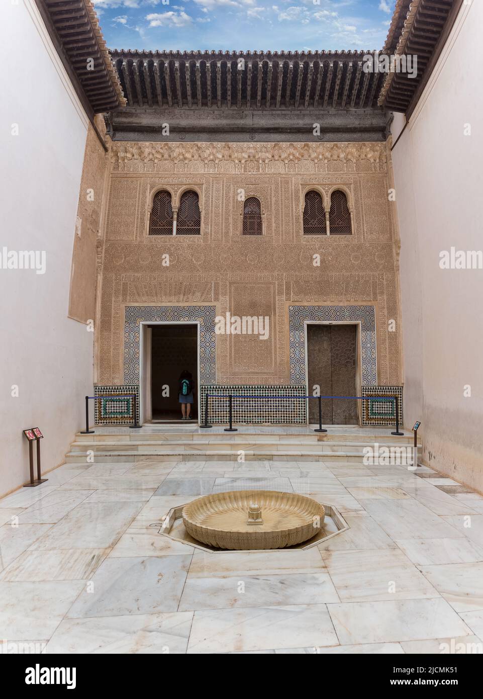 Alhambra Granada Spagna - 09 14 2021: Vista presso l'ingresso patio ai palazzi Nasrid sul complesso fortezza della cittadella dell'Alhambra, turisti Foto Stock