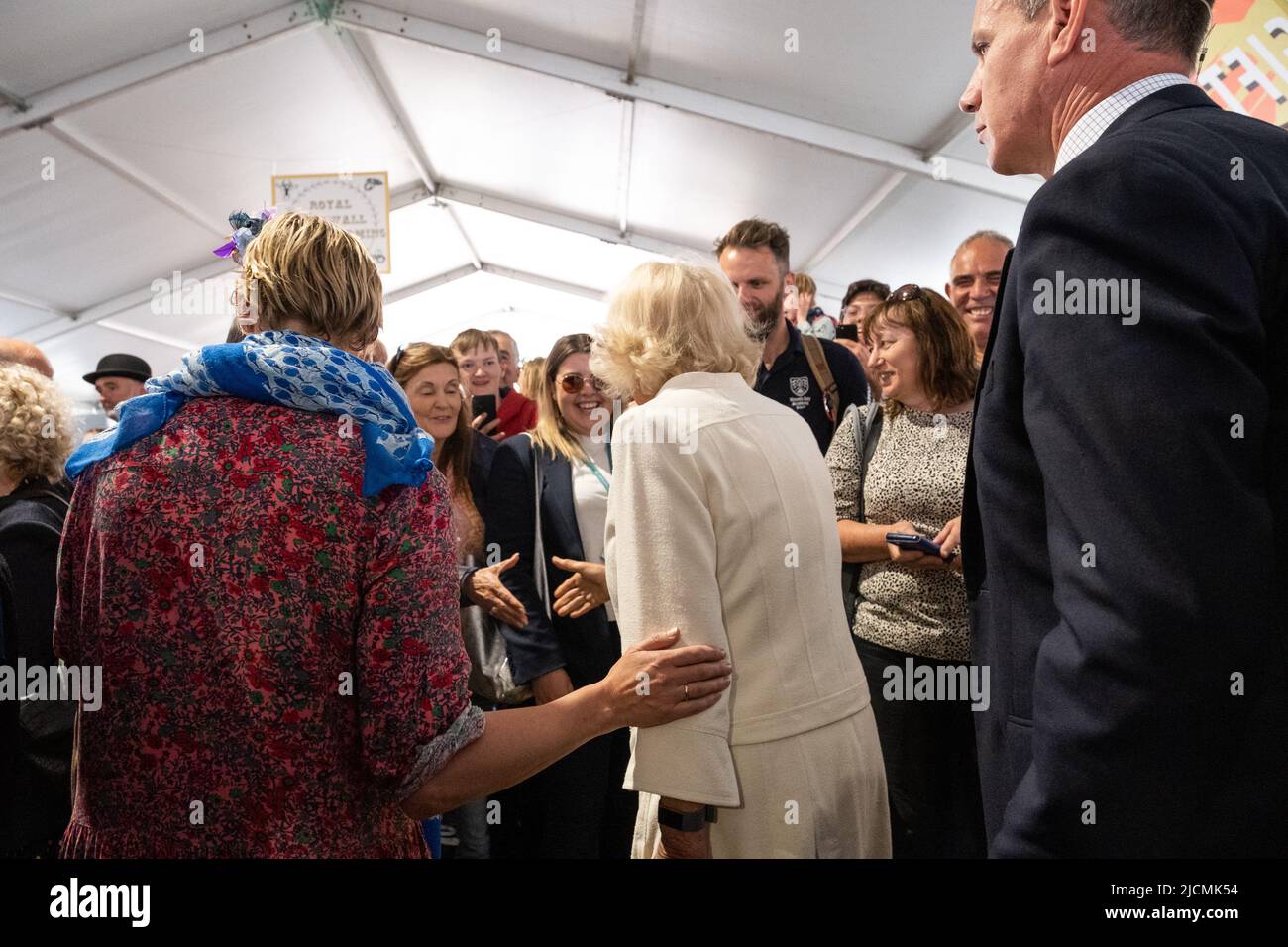 HRH il Principe del Galles e la Duchessa Camilla della Cornovaglia mentre si incontrano e salutano le centinaia di visitatori al Royal Cornwall Show presso gli stand Foto Stock