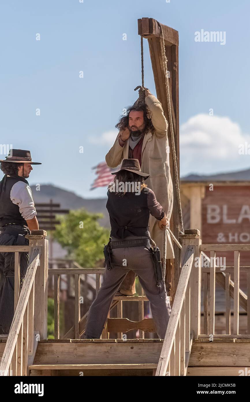 Alméria Spagna - 09 15 2021: Spettacolo dal vivo di scene di cowboy, 2 cowboy appeso il bandito, su Oasys - Mini Hollywood, spagnolo Western tema par Foto Stock