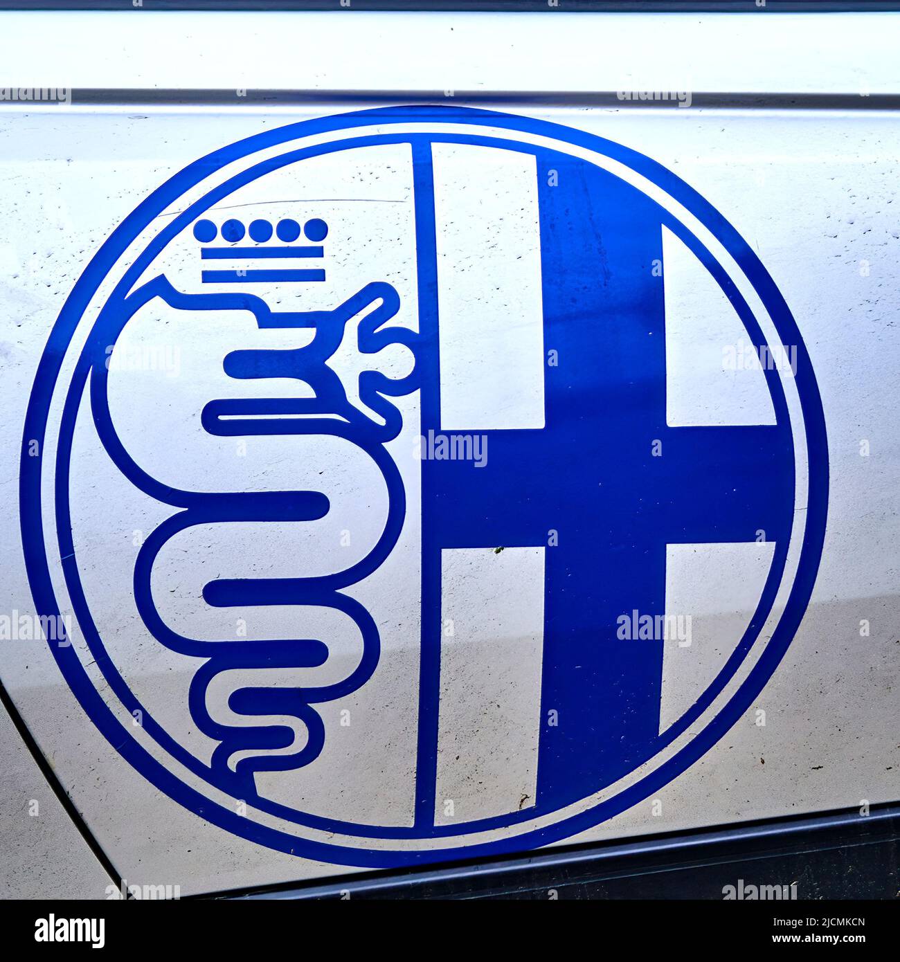Il logo dell'Alfa Romeo sulla porta passeggero di un'auto sportiva classica grigio chiaro del costruttore italiano di Hildesheim, Germania, 21 maggio 2022 Foto Stock