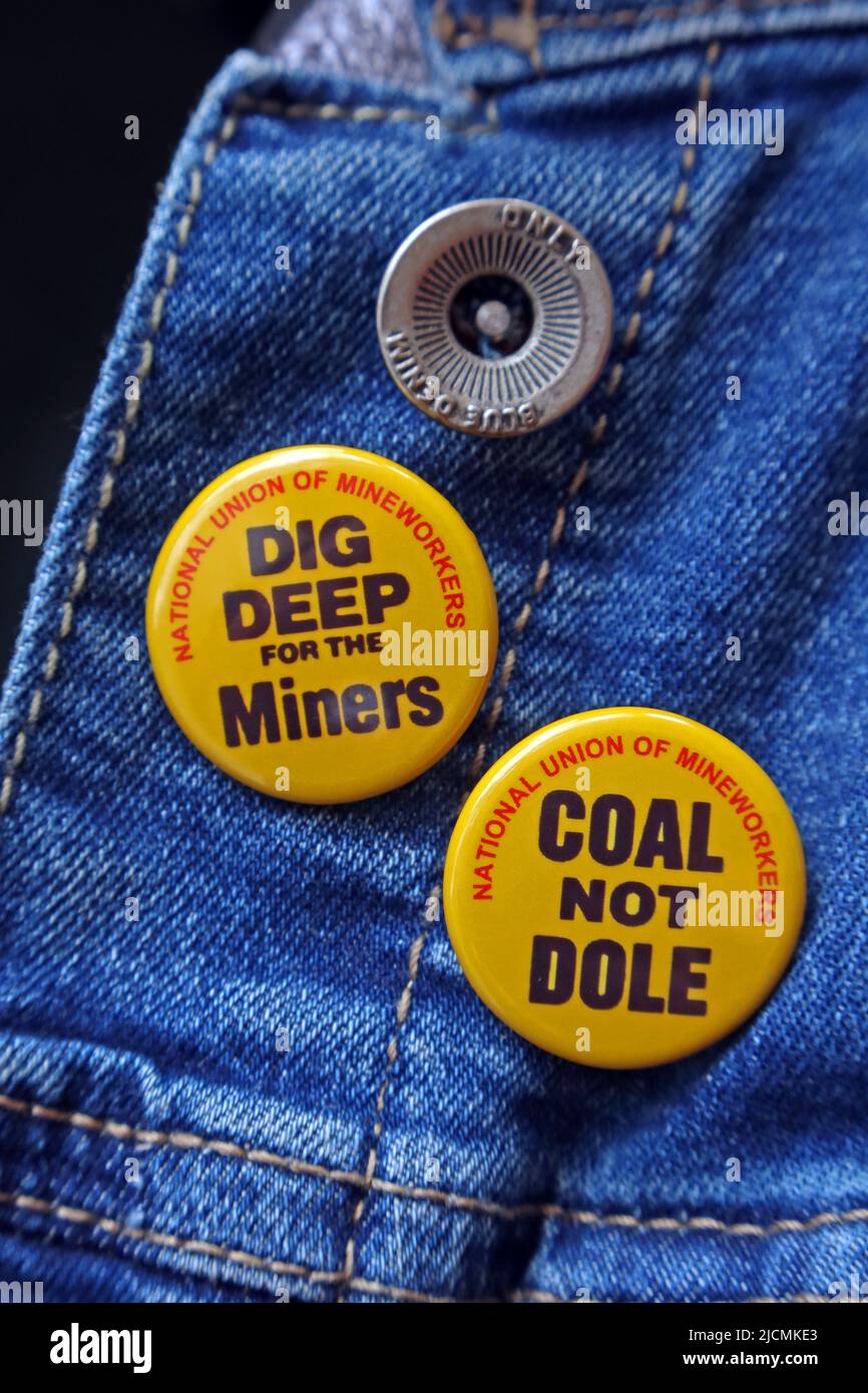 Coal Not Dole & Dig Deep for the Miners badge su un miners tifosi giacca denim, 1984 British dispute, NUM vs Margaret Thatcher, i minatori Foto Stock