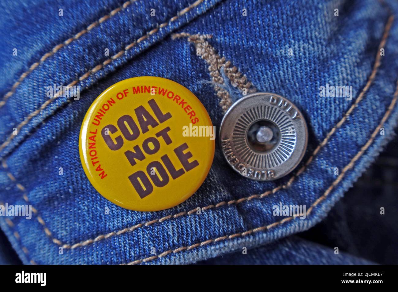 Carbone non Dole badge su un minatori sostenitori denim giacca, 1984 British dispute, NUM vs Margaret Thatcher, i minatori, tendancy militante Foto Stock