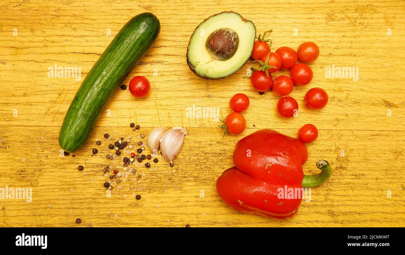 Verdure fresche per insalata piatto di stile rustico vintage Foto Stock
