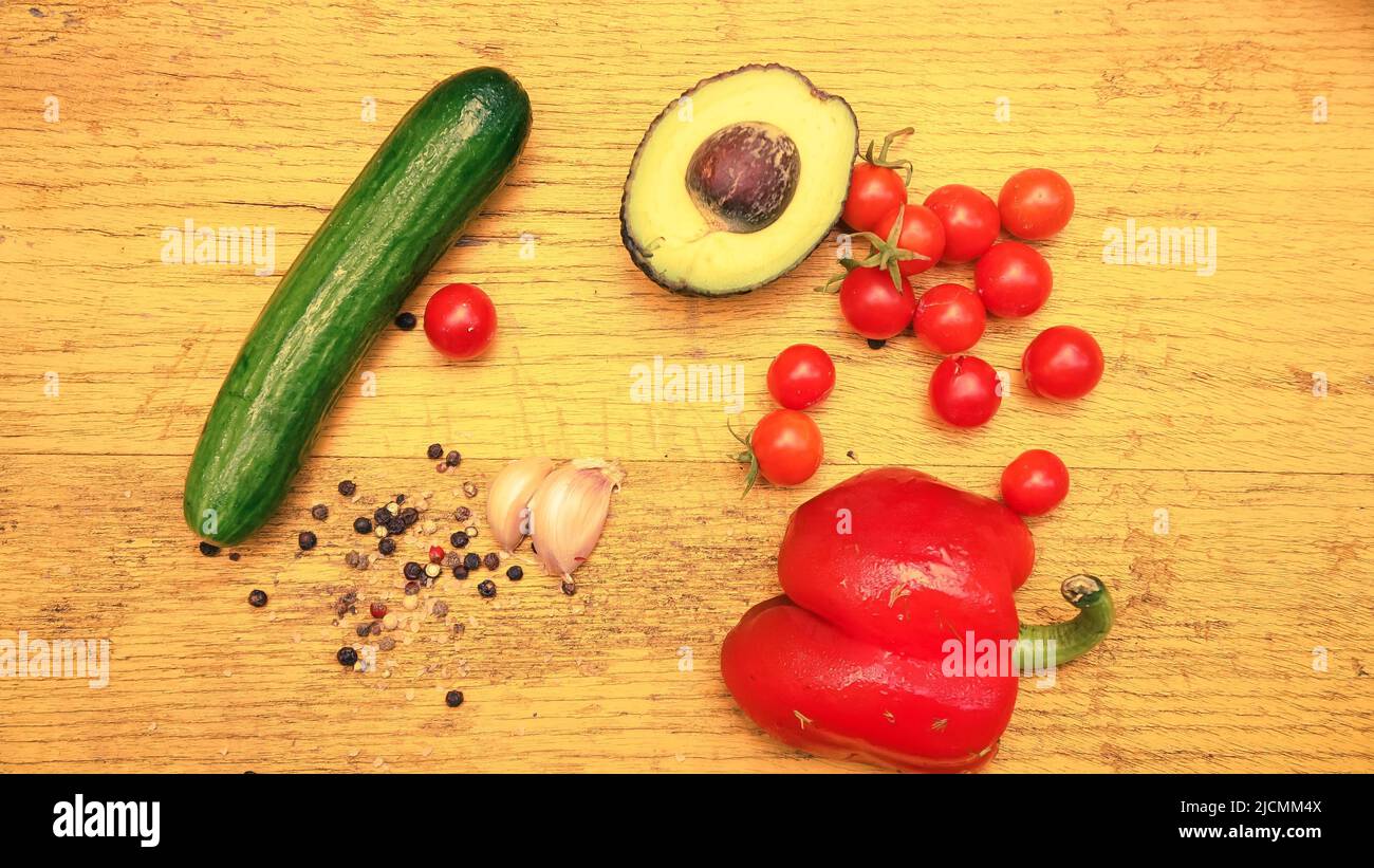 Verdure fresche per insalata piatto di stile rustico vintage Foto Stock