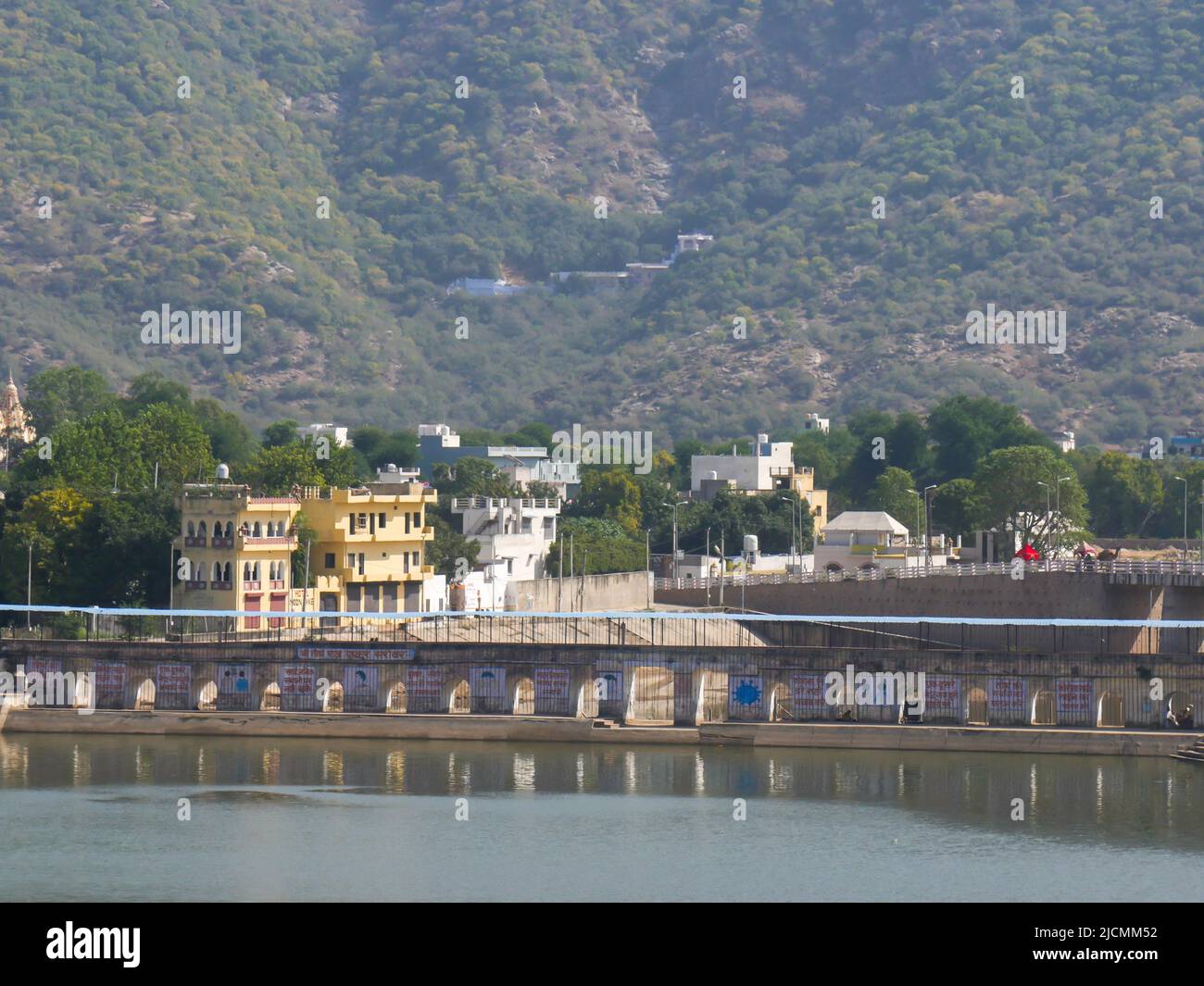 Pushkar lago o pushkar jhil, un luogo di pellegrinaggio indù paesaggio vista aerea dalla montagna Foto Stock