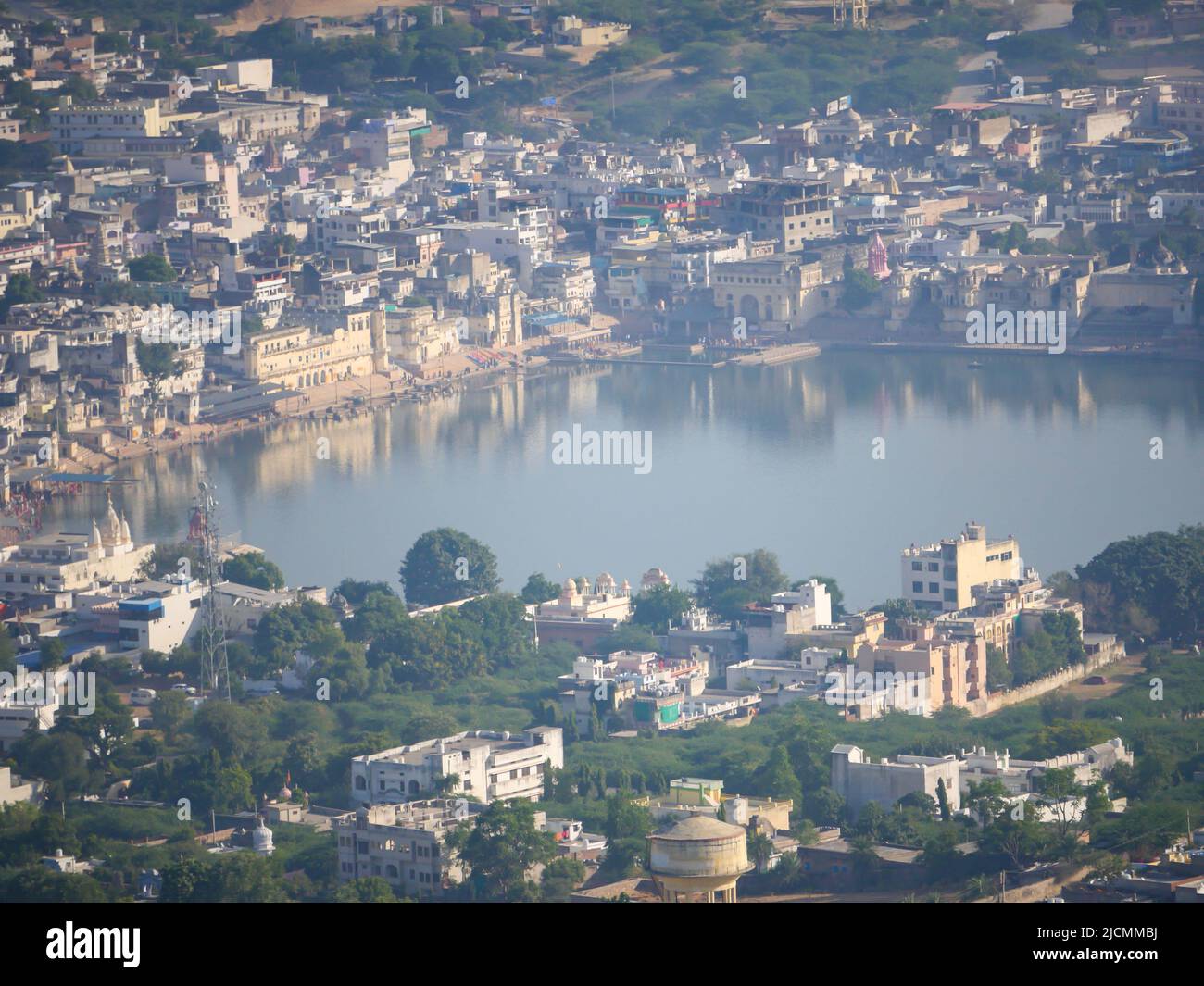 Pushkar lago o pushkar jhil, un luogo di pellegrinaggio indù paesaggio vista aerea dalla montagna Foto Stock