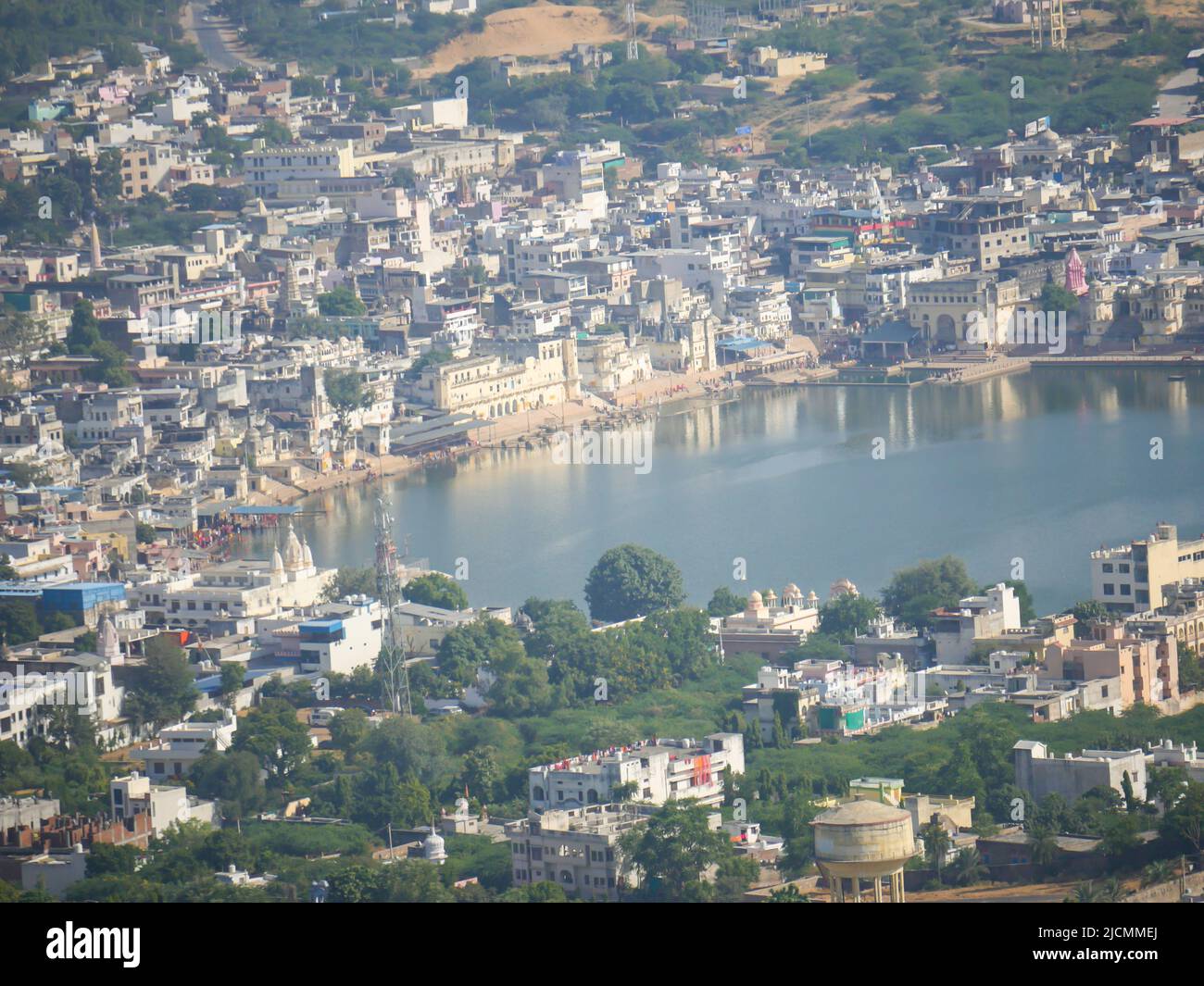 Pushkar lago o pushkar jhil, un luogo di pellegrinaggio indù paesaggio vista aerea dalla montagna Foto Stock