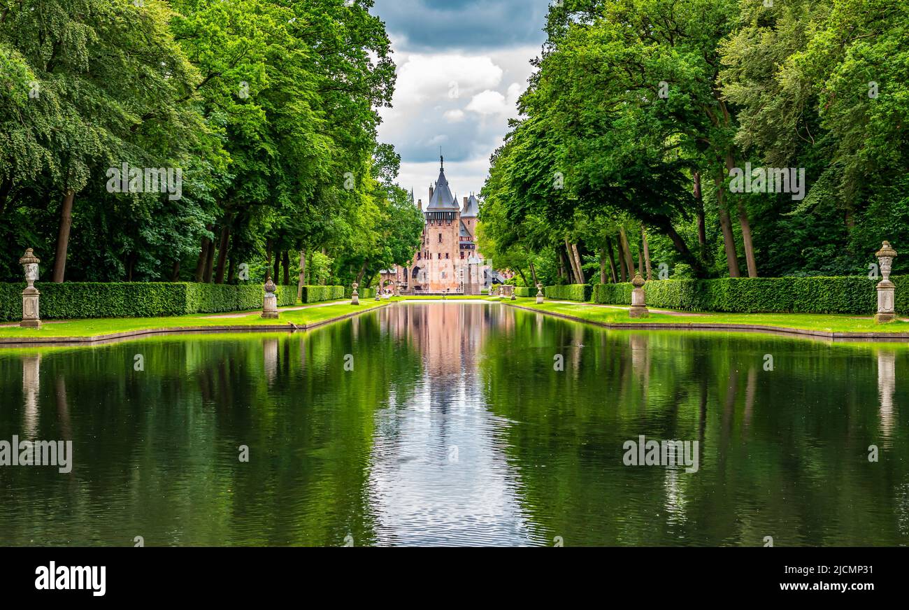Bellissimo stagno con riflesso di castello e alberi, i Paesi Bassi. Foto Stock