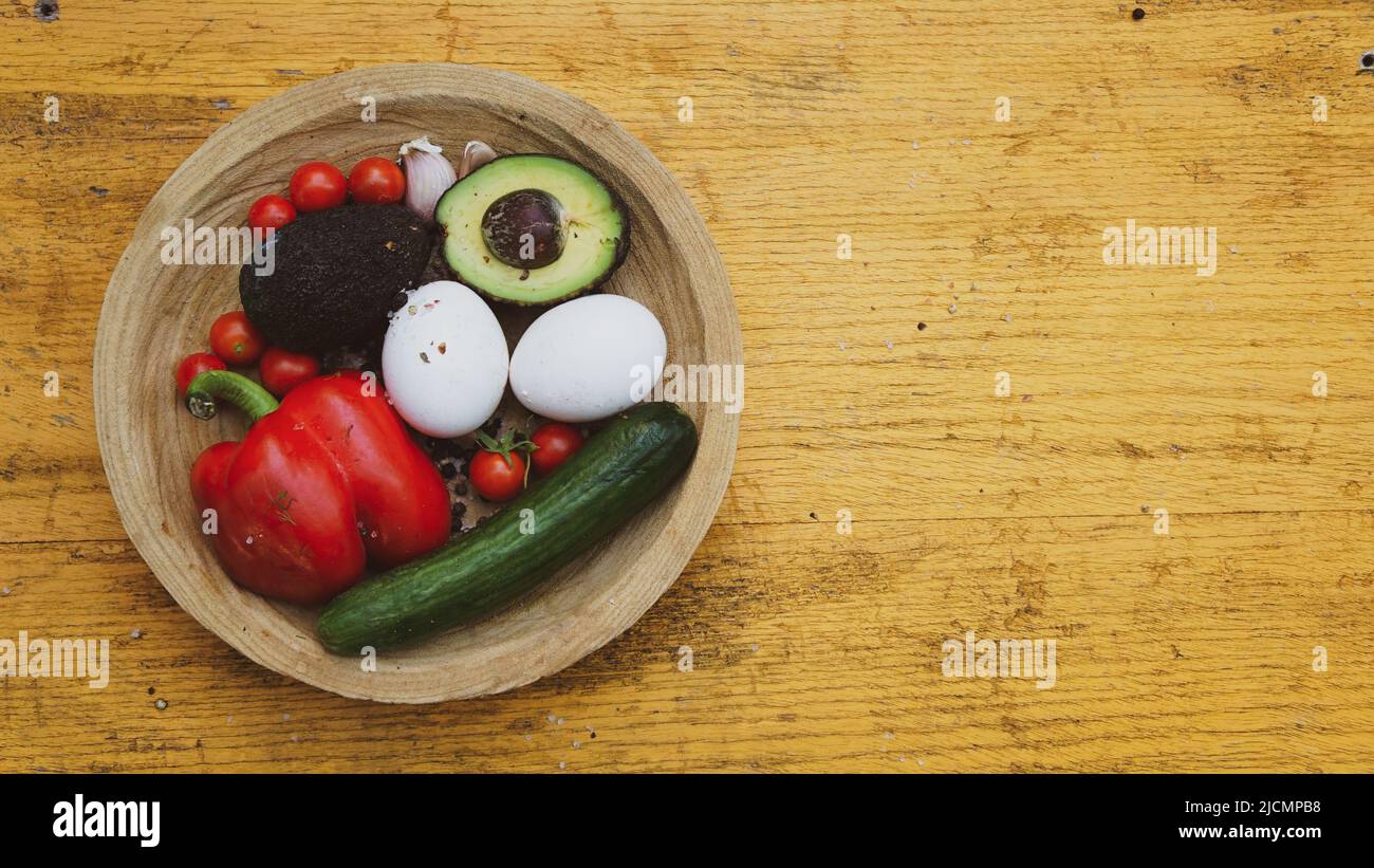 Verdure fresche per insalata piatto di stile rustico vintage Foto Stock