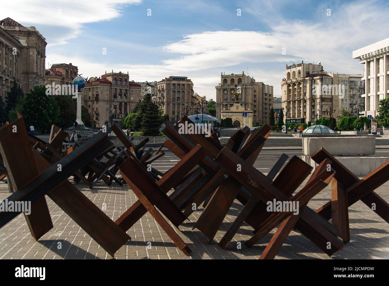 Kiev, Ucraina - 19 maggio 2022: Maidan Nezalezhnosti. Ostacoli anticarro o ricci cechi durante l'invasione russa dell'Ucraina. Messa a fuoco selettiva Foto Stock