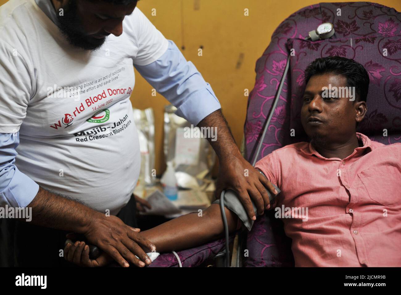 Sylhet, Bangladesh. 14th giugno 2022. Una campagna di donazione di sangue è stata organizzata in occasione della Giornata Mondiale dei donatori di sangue del 2022. Foto Stock