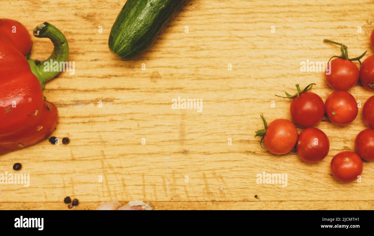 Verdure fresche per insalata piatto di stile rustico vintage Foto Stock